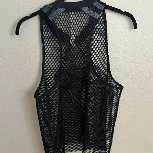 ALO Yoga Black Sleeveless Muscle Tee Crop - Picture 5 of 5